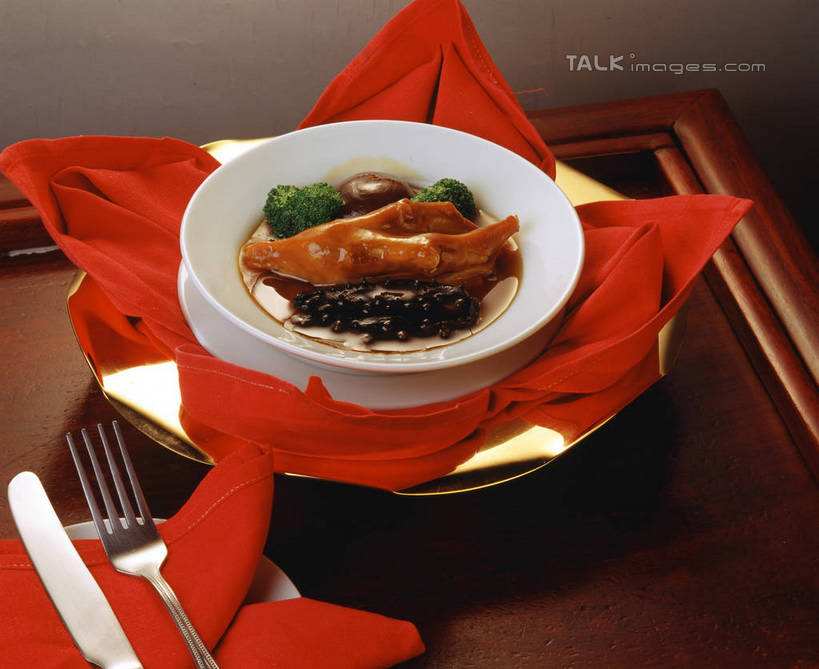 无人,横图,俯视,室内,特写,白天,烹饪,中餐,餐桌,桌子,蔬菜,餐具,阴影,新鲜,反射,叉子,刀叉,刀子,碟子,盘,影子,西兰花,红烧,肉,料理,食品,鸭肉,菜肴,美食,肉类,食物,盘子,餐巾,碟,中式,佳肴,有机食品,绿色食品,餐台,餐刀,肉食,鸭爪,餐叉,甘蓝花,红烧菜,保洁方巾,口布,进餐用具,彩图,高角度拍摄,绿菜花,绿花菜,青花菜,蔬菜皇冠,红烧鸭爪,鸭脚,shrj1