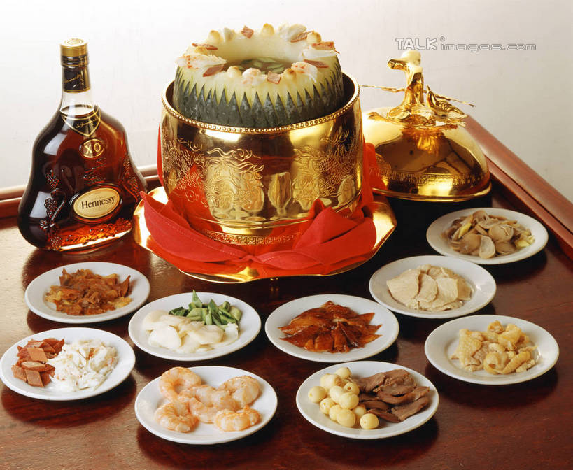 无人,横图,俯视,室内,特写,白天,烹饪,中餐,餐桌,桌子,雕塑,阴影,艺术,装饰,反射,雕刻,雕像,影子,莲子,肉,料理,食品,酒类,莱姆酒,鸭肉,菜肴,美食,肉类,玻璃制品,酒,酒瓶,食物,饮料,玻璃瓶,瓶子,工艺品,中式,白瓜,佳肴,餐台,华丽,修饰,美术,点缀,肉食,美学,衬托,美观,雅致,雅观,莲米,莲肉,莲实,水芝,彩图,高角度拍摄,白冬瓜,地芝,东瓜,濮瓜,枕瓜,食雕,食品雕刻,食物雕刻,冬瓜盅,shrj1