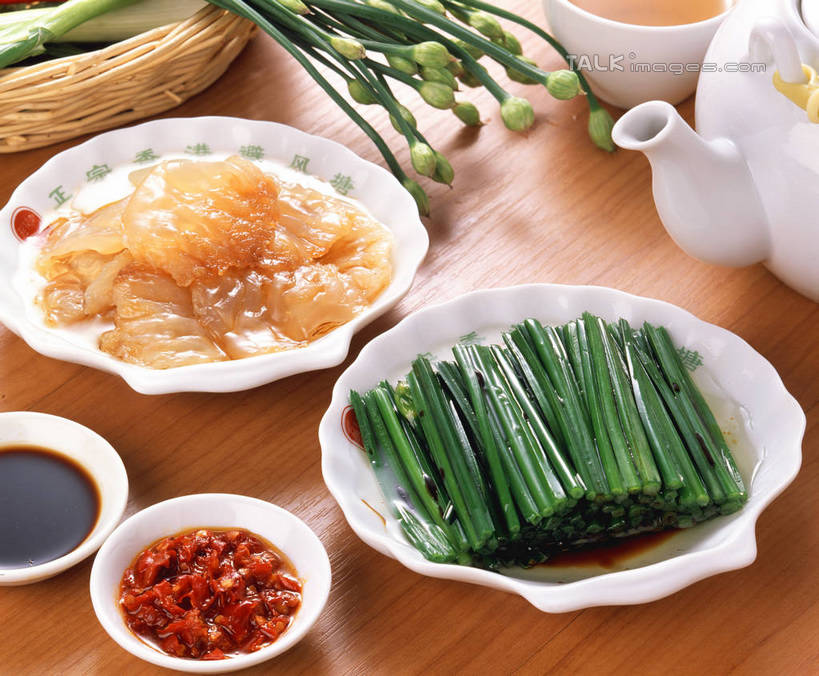 无人,横图,俯视,室内,特写,白天,烹饪,中餐,餐桌,桌子,海蜇,辣椒,蔬菜,蒜,阴影,新鲜,反射,影子,陶瓷,调料,料理,食品,陶瓷制品,调味品,调味料,酱油,菜肴,美食,海洋生物,食物,动物,容器,碗,中式,佳肴,有机食品,绿色食品,餐台,储藏,腔肠动物,蒜苗,储存,水生动物,水生物,海底动物,海蜇头,辣角,红海椒,大椒,辣虎,广椒,蒜薹,蒜毫,蒜苔,豉油,辣子,红辣椒,海椒,番椒,彩图,高角度拍摄,贮存,shrj1