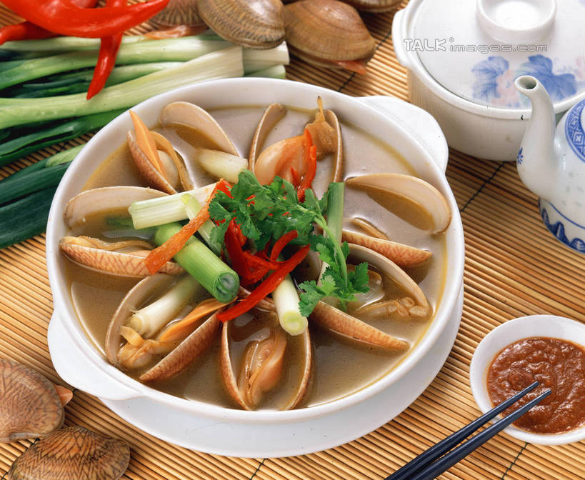 海鲜,无人,横图,俯视,室内,特写,白天,烹饪,中餐,餐桌,筷子,桌子,杯子,餐具,阴影,反射,壶,影子,陶瓷,调料,酱料,酱汁,佐料,料理,食品,陶瓷制品,调味品,调味料,文化,传统,蛤蜊,水产,酱,菜肴,美食,海洋生物,水壶,食物,茶壶,容器,水杯,碗,中式,蛤,佳肴,餐台,储藏,礼节,储存,水生动物,干辣椒,海产品,礼仪,水生物,海底动物,蛤仔,广东菜,粤菜,海鲜酱,虾酱,茶杯,进餐用具,彩图,高角度拍摄,贮存,shrj1