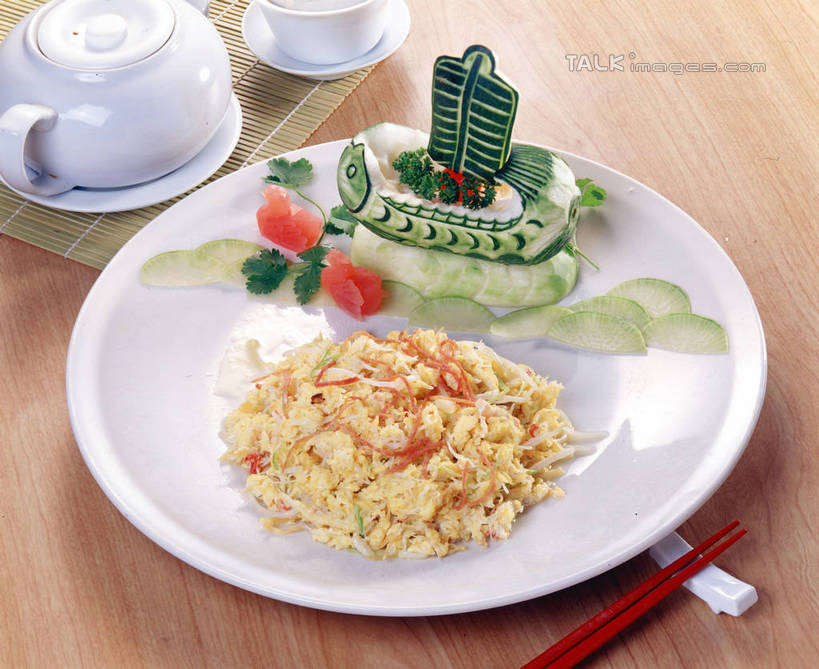 无人,横图,俯视,室内,特写,白天,烹饪,中餐,餐桌,桌子,蔬菜,杯子,餐具,雕塑,阴影,新鲜,艺术,装饰,反射,雕刻,雕像,碟子,壶,盘,影子,陶瓷,蛋,鸡蛋,料理,食品,陶瓷制品,冬瓜,菜肴,美食,水壶,食物,盘子,茶壶,容器,水杯,工艺品,碟,中式,白瓜,佳肴,有机食品,绿色食品,餐台,华丽,修饰,美术,点缀,美学,衬托,美观,雅致,雅观,卵,水芝,茶杯,彩图,高角度拍摄,白冬瓜,地芝,东瓜,濮瓜,枕瓜,鸡卵,鸡子,食雕,食品雕刻,食物雕刻,shrj1