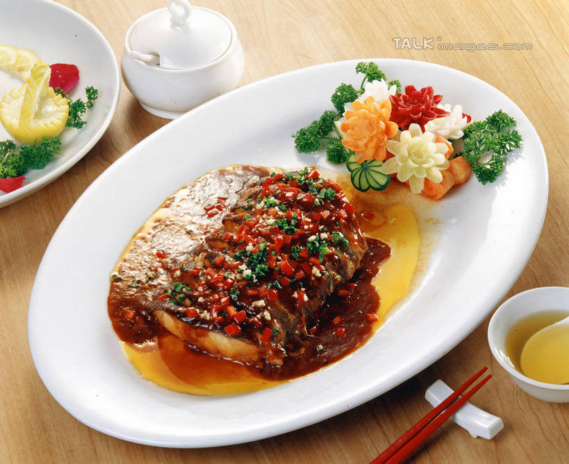 无人,横图,俯视,室内,特写,白天,烹饪,中餐,餐桌,筷子,桌子,柠檬,杯子,餐具,水果,雕塑,阴影,新鲜,艺术,装饰,盛开,反射,雕刻,雕像,碟子,壶,盘,影子,陶瓷,调料,酱料,酱汁,肉,生食,鱼肉,佐料,鱼片,料理,食品,果实,筷架,陶瓷制品,调味品,调味料,花蕾,筷枕,文化,传统,酱,菜肴,美食,肉类,水壶,花,花瓣,花朵,鲜花,食物,盘子,茶壶,容器,水杯,工艺品,碟,碗,花苞,花蕊,中式,佳肴,有机食品,绿色食品,餐台,储藏,礼节,华丽,修饰,筷子架,美术,点缀,储存,干辣椒,礼仪,肉食,美学,衬托,美观,雅致,雅观,海鲜酱,虾酱,茶杯,进餐用具,益母果,柠果,彩图,高角度拍摄,食雕,食品雕刻,食物雕刻,贮存,shrj1