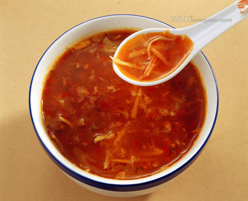 无人,横图,俯视,室内,特写,白天,烹饪,中餐,餐桌,桌子,阴影,反射,滤器,影子,勺子,陶瓷,浓汤,汤,料理,食品,陶瓷制品,羹,酸辣汤,菜肴,美食,食物,一个,容器,碗,中式,佳肴,单个,餐台,储藏,储存,漏勺,湖南菜,湘菜,彩图,高角度拍摄,贮存,shrj1