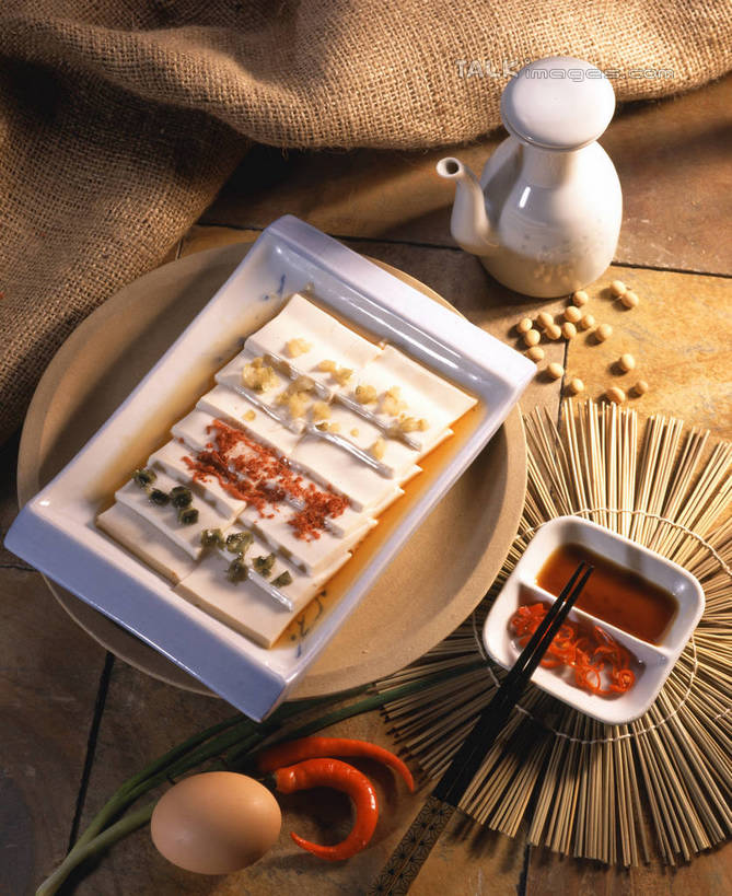 豆腐,无人,竖图,俯视,室内,特写,白天,烹饪,中餐,餐桌,筷子,桌子,餐具,阴影,反射,碟子,壶,盘,影子,陶瓷,蛋,鸡蛋,料理,食品,陶瓷制品,文化,传统,皮蛋,菜肴,美食,水壶,食物,盘子,茶壶,容器,碟,碗,中式,佳肴,餐台,储藏,礼节,豆制品,储存,礼仪,卵,松花蛋,变蛋,进餐用具,彩图,高角度拍摄,鸡卵,鸡子,凉拌豆腐,贮存,shrj1