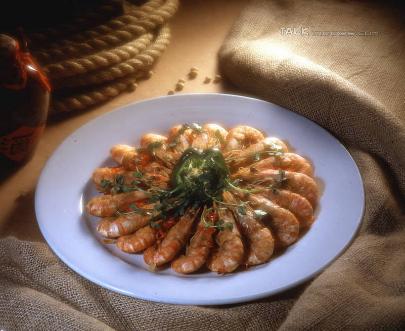 海鲜,无人,横图,俯视,室内,特写,白天,烹饪,中餐,餐桌,桌子,蔬菜,餐具,阴影,新鲜,反射,碟子,盘,影子,西兰花,料理,食品,基围虾,水产,菜肴,美食,海洋生物,食物,盘子,碟,中式,佳肴,有机食品,绿色食品,餐台,水生动物,海产品,水生物,海底动物,刀额新对虾,麻虾,新对虾,甘蓝花,彩图,高角度拍摄,绿菜花,绿花菜,青花菜,蔬菜皇冠,shrj1