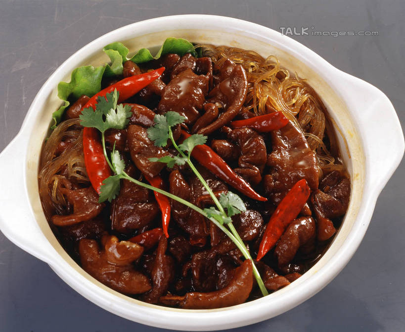 内脏,肠,无人,横图,俯视,室内,特写,白天,烹饪,中餐,餐桌,桌子,辣椒,蔬菜,阴影,灰色背景,新鲜,反射,影子,陶瓷,香菜,肉,料理,食品,陶瓷制品,猪肉,猪大肠,菜肴,美食,肉类,食物,一个,容器,碗,中式,摄影,佳肴,有机食品,绿色食品,影棚,单个,餐台,储藏,储存,肠子,肉食,大肠煲,辣角,红海椒,大椒,辣虎,广椒,胡菜,香荽,原荽,园荽,芫荽,豚肉,胡荽,莞荽,芫茜,芫蓿,莚葛草,莚荽菜,辣子,红辣椒,海椒,番椒,彩图,高角度拍摄,影棚拍摄,拍摄,猪肠,贮存,shrj1