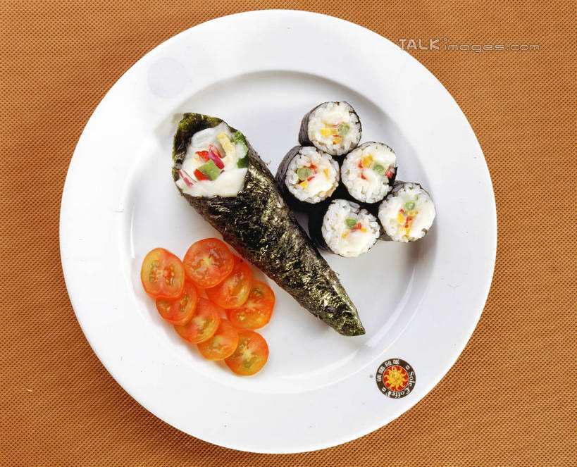 米饭,寿司,无人,横图,俯视,室内,特写,白天,烹饪,餐桌,桌子,蔬菜,西红柿,小番茄,餐具,阴影,新鲜,反射,碟子,盘,影子,日本料理,料理,食品,紫菜,饭,菜肴,美食,食物,盘子,碟,日式料理,日式,佳肴,有机食品,绿色食品,餐台,五谷,醋饭,四喜饭,加州卷,膜菜,索菜,坛紫菜,子菜,紫英,紫瑛,小西红柿,樱桃小番茄,珍珠小番茄,樱桃番茄,圣女果,番茄,彩图,高角度拍摄,shrj1