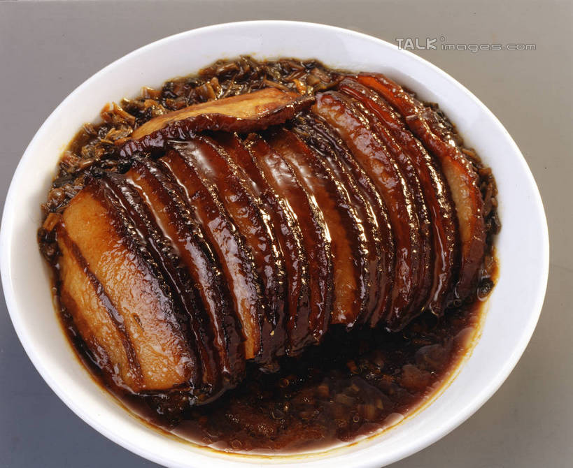 无人,横图,俯视,室内,特写,白天,烹饪,中餐,餐桌,桌子,切开,阴影,反射,影子,陶瓷,肉,料理,食品,陶瓷制品,猪肉,菜肴,美食,肉类,食物,容器,碗,红烧肉,切,中式,佳肴,餐台,储藏,储存,五花肉,剖面,肉食,东坡肉,切面,豚肉,肋条肉,三层肉,彩图,高角度拍摄,浙江菜,浙菜,贮存,shrj1