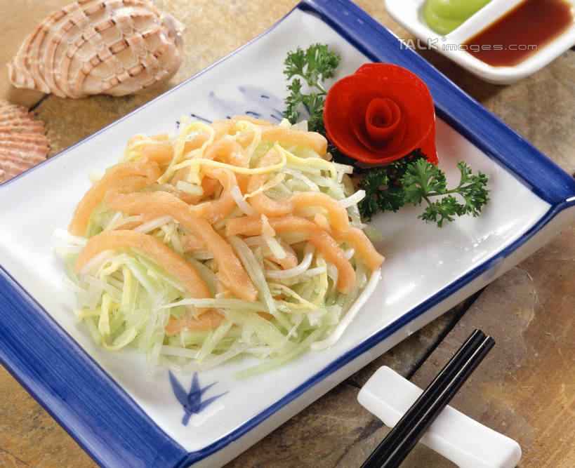 海鲜,芥末,无人,横图,俯视,室内,特写,白天,烹饪,中餐,餐桌,筷子,桌子,黄瓜,蔬菜,贝壳,餐具,阴影,新鲜,反射,碟子,盘,影子,陶瓷,莴苣,莴笋,调料,酱料,酱汁,肉,鱼肉,佐料,鱼片,料理,食品,筷架,陶瓷制品,调味品,调味料,筷枕,文化,传统,酱油,水产,酱,菜肴,美食,肉类,海洋生物,食物,盘子,容器,碟,碗,中式,佳肴,有机食品,绿色食品,餐台,储藏,礼节,筷子架,储存,水生动物,海产品,礼仪,水生物,肉食,海底动物,鳕鱼,芥末酱,香笋,千金菜,豉油,贝类外壳,海螺壳,软体动物外壳,进餐用具,青瓜,胡瓜,彩图,高角度拍摄,芥辣,芥辣酱,青芥末酱,日式青芥末酱,贮存,shrj1