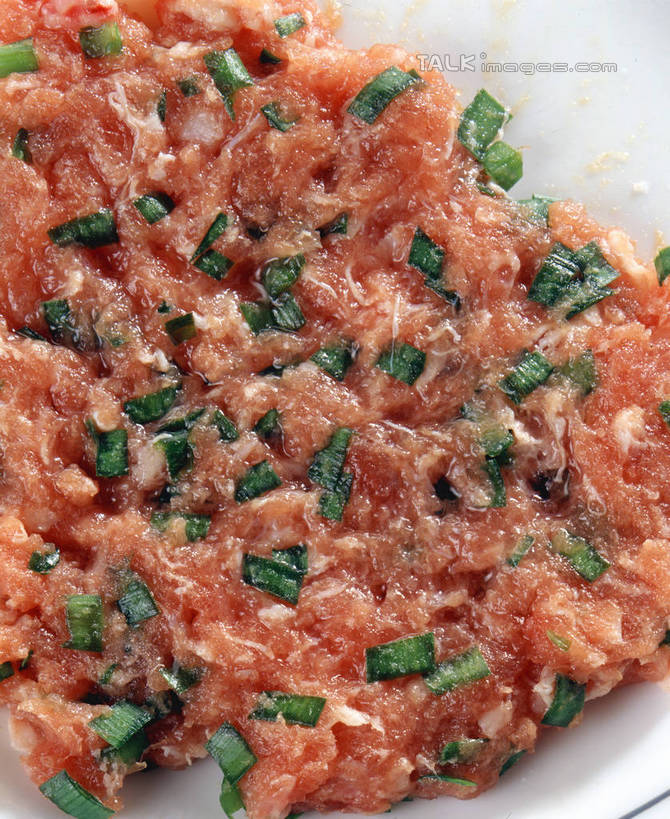 无人,竖图,俯视,室内,特写,白天,餐桌,桌子,阴影,反射,影子,葱,青葱,肉,肉糜,肉末,猪肉,肉类,餐台,肉食,彩图,高角度拍摄,shrj1