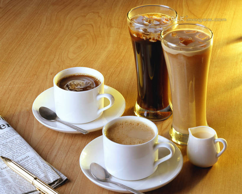 咖啡,无人,横图,俯视,室内,特写,白天,幸福,餐桌,桌子,杯子,餐具,阴影,反射,瓷器,碟子,滤器,盘,影子,勺子,冰,奶茶,冰块,咖啡杯,陶瓷制品,娱乐,冷冻,玻璃制品,饮料,盘子,水杯,碟,享受,休闲,温馨,放松,寒冷,乐趣,冷藏,餐台,冰冷,提神,舒适,瓷杯,醒脑,漏勺,软饮料,保鲜,玻璃杯,彩图,高角度拍摄,shrj1