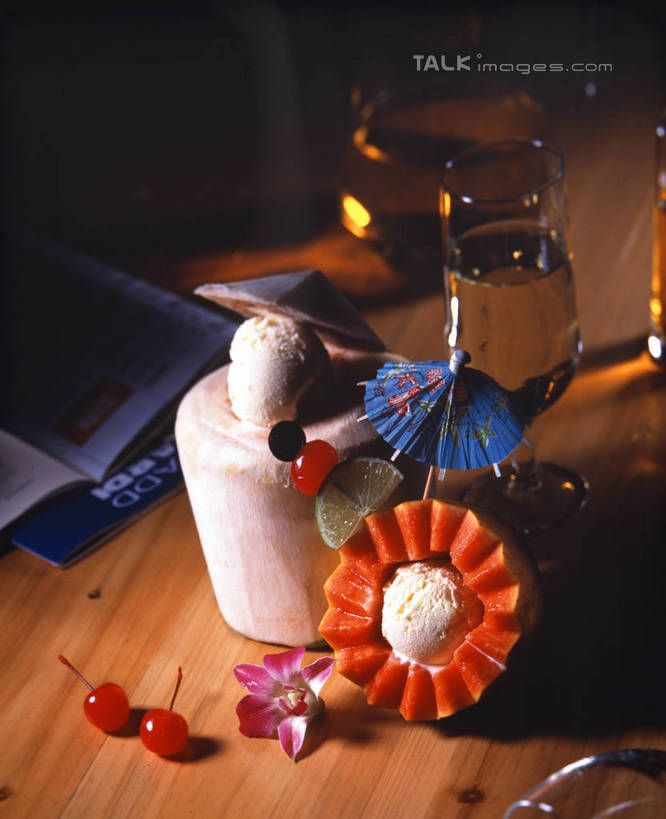 果汁,无人,竖图,俯视,室内,特写,白天,餐桌,桌子,木瓜,椰子,樱桃,蔬菜,杯子,水果,阴影,朦胧,模糊,新鲜,装饰,反射,高脚杯,伞,影子,纸伞,生食,食品,果实,红酒杯,饮品,蔬果,玻璃制品,食物,饮料,酒杯,有机食品,绿色食品,餐台,华丽,修饰,椰汁,椰子汁,点缀,葡萄酒杯,可口,小伞,衬托,美观,雅致,雅观,大椰,胥余,椰瓢,越王头,奶匏,蓬生果,乳瓜,石瓜,万寿匏,适口,鸡尾酒伞,酒杯伞,伞签,玻璃杯,樱珠,莺桃,英桃,楔桃,万寿果,牛桃,荆桃,番木瓜,彩图,高角度拍摄,shrj1