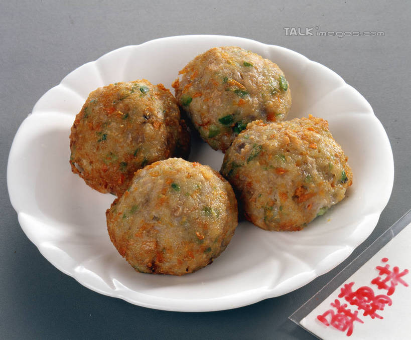 无人,横图,俯视,室内,特写,白天,餐桌,桌子,餐具,阴影,反射,标志,碟子,盘,文字,影子,字符,肉,纸张,丸子,标识,猪肉,肉类,肉丸,红色,盘子,碟,汉字,餐台,中文,狮子头,肉食,豚肉,国文,华文,彩图,高角度拍摄,shrj1