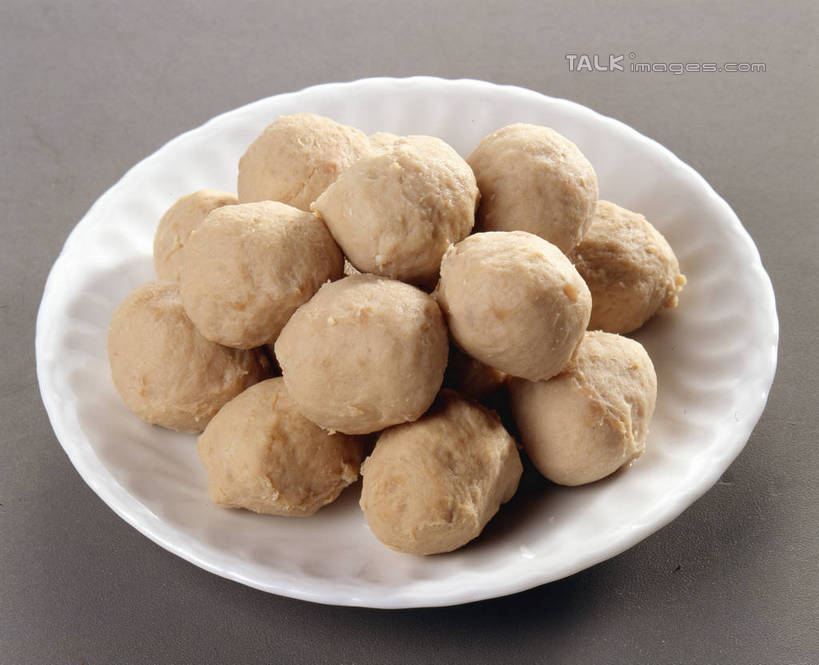 无人,横图,俯视,室内,特写,白天,餐桌,桌子,一堆,许多,阴影,堆叠,堆积,反射,影子,肉,丸子,很多,肉糜,肉末,肉类,肉丸,餐台,堆,贡丸,肉食,彩图,高角度拍摄,shrj1