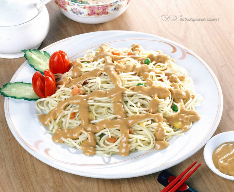 面食,面条,无人,横图,俯视,室内,特写,白天,烹饪,中餐,餐桌,筷子,桌子,黄瓜,蔬菜,西红柿,小番茄,餐具,阴影,新鲜,反射,碟子,壶,盘,影子,陶瓷,调料,酱料,酱汁,面,佐料,料理,食品,筷架,陶瓷制品,冷面,调味品,调味料,筷枕,文化,传统,酱,菜肴,美食,水壶,食物,盘子,茶壶,容器,碟,碗,中式,花生酱,佳肴,有机食品,绿色食品,餐台,储藏,礼节,筷子架,储存,礼仪,小西红柿,樱桃小番茄,珍珠小番茄,进餐用具,樱桃番茄,圣女果,青瓜,胡瓜,番茄,彩图,高角度拍摄,贮存,shrj1