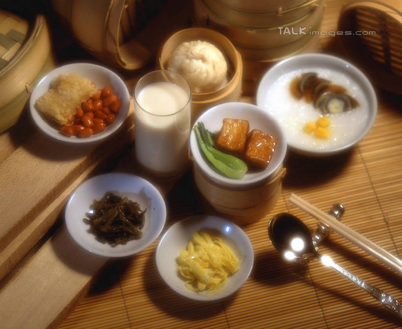 无人,横图,俯视,室内,特写,白天,烹饪,中餐,早餐,餐桌,筷子,桌子,杯子,餐具,阴影,反射,碟子,盘,影子,勺子,陶瓷,蛋,谷类,谷物,鸡蛋,肉,粥,料理,食品,包子,筷架,陶瓷制品,饮品,米,营养,筷枕,文化,传统,猪肉,皮蛋,菜肴,美食,肉类,玻璃制品,香,食物,饮料,盘子,容器,水杯,调羹,碟,汤匙,碗,中式,佳肴,餐台,储藏,礼节,筷子架,储存,豆浆,礼仪,肉食,皮蛋瘦肉粥,肉包,豚肉,安神,卵,松花蛋,变蛋,玻璃杯,进餐用具,彩图,高角度拍摄,早饭,糜,植物奶,鸡卵,鸡子,贮存,shrj1