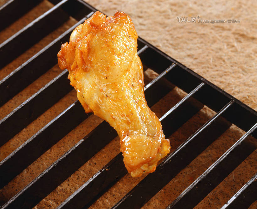 无人,横图,俯视,室内,特写,白天,烹饪,烘焙,餐桌,桌子,金属制品,阴影,反射,金属,影子,鸡肉,肉,料理,食品,鸡翅,菜肴,美食,肉类,架子,食物,一个,佳肴,单个,餐台,肉食,烤鸡翅,冷却,冷却架,彩图,高角度拍摄,shrj1