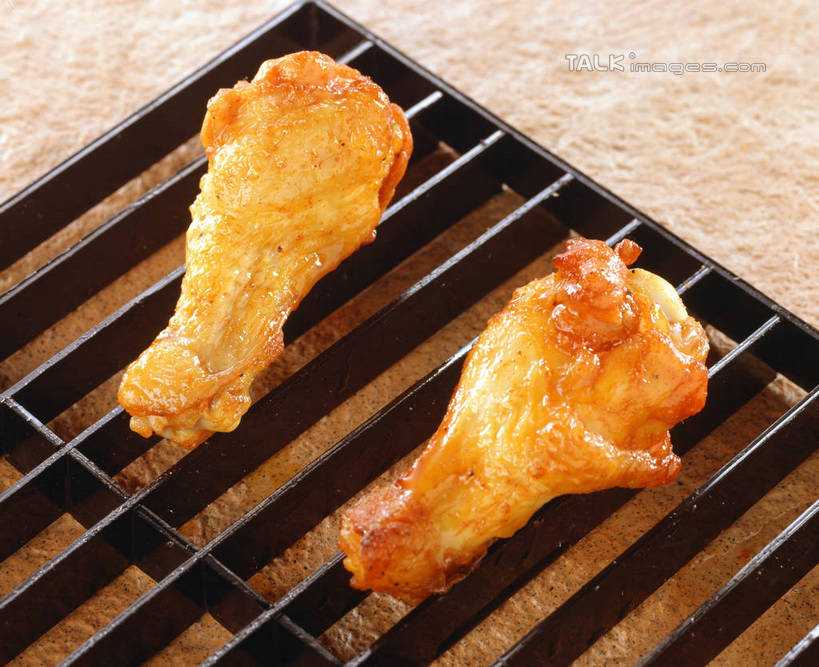 无人,横图,俯视,室内,特写,白天,烹饪,烘焙,餐桌,桌子,金属制品,阴影,反射,金属,影子,鸡肉,肉,料理,食品,鸡翅,菜肴,美食,肉类,架子,食物,两个,佳肴,餐台,肉食,烤鸡翅,冷却,冷却架,彩图,高角度拍摄,shrj1