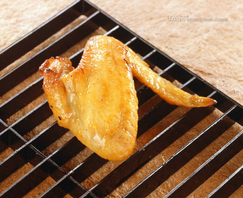 无人,横图,俯视,室内,特写,白天,烹饪,烘焙,餐桌,桌子,金属制品,阴影,反射,金属,影子,鸡肉,肉,料理,食品,鸡翅,菜肴,美食,肉类,架子,食物,一个,佳肴,单个,餐台,肉食,烤鸡翅,冷却,冷却架,彩图,高角度拍摄,shrj1