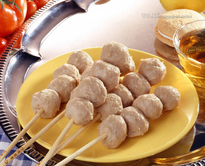 果汁,无人,横图,俯视,室内,特写,白天,烹饪,餐桌,桌子,蔬菜,西红柿,杯子,餐具,阴影,新鲜,反射,碟子,盘,影子,肉,日本料理,料理,食品,饮品,丸子,肉糜,肉末,菜肴,美食,肉类,肉丸,竹签,玻璃制品,食物,饮料,盘子,水杯,碟,日式料理,日式,佳肴,有机食品,绿色食品,餐台,可口,贡丸,肉食,取食签,关东煮,关东炊,黑轮,御田,适口,玻璃杯,洋柿子,柑仔蜜,番茄,臭柿,彩图,高角度拍摄,六月柿,喜报三元,shrj1