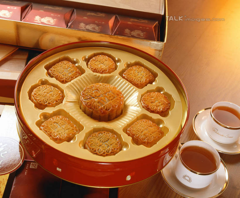 点心,月饼,无人,横图,俯视,室内,特写,白天,幸福,餐桌,茶,桌子,杯子,餐具,金属制品,阴影,反射,金属,碟子,盘,影子,红茶,茶叶,料理,食品,面点,娱乐,美食,食物,糕点,盘子,容器,水杯,碟,享受,休闲,温馨,中式,放松,乐趣,餐台,储藏,铁盒,提神,舒适,储存,醒脑,宫饼,胡饼,团圆饼,小饼,月团,茶杯,彩图,高角度拍摄,贮存,shrj1