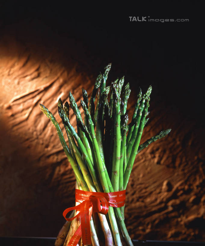 无人,竖图,室内,特写,白天,正面,餐桌,桌子,芦笋,蔬菜,阴影,新鲜,反射,丝绸,丝带,影子,绿芦笋,食品,缎带,绸带,食物,红色,蝴蝶结,有机食品,绿色食品,餐台,捆绑,绑缚,猪尾巴,药鸡豆子,石刁柏,蚂蚁杆,龙须菜,狼尾巴根,彩图,shrj1