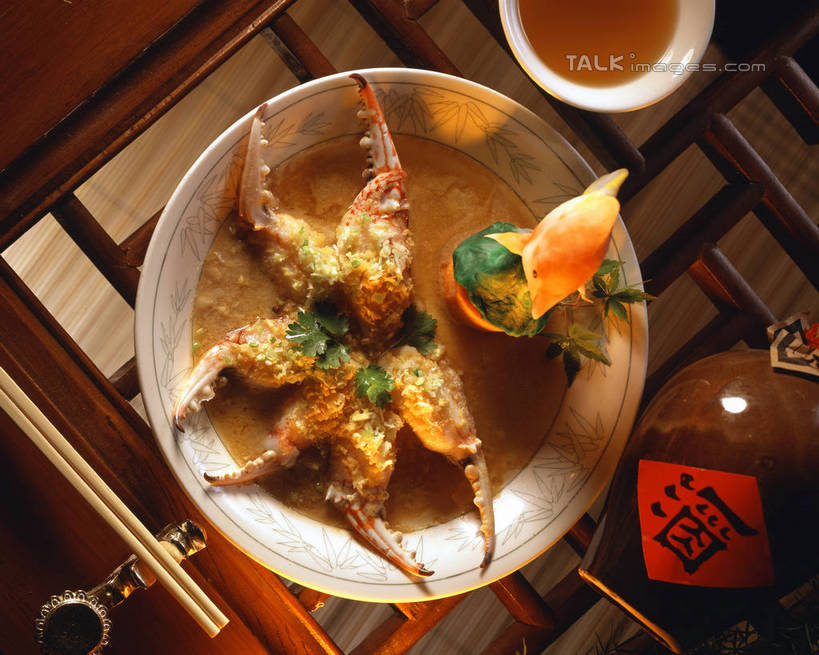 海鲜,蟹,无人,横图,俯视,室内,特写,白天,烹饪,中餐,餐桌,桌子,餐具,阴影,反射,螃蟹,标志,碟子,盘,文字,影子,字符,陶瓷,料理,食品,陶瓷制品,标识,水产,菜肴,美食,海洋生物,食物,盘子,容器,碟,碗,中式,汉字,佳肴,餐台,储藏,储存,中文,水生动物,海产品,水生物,海底动物,国文,华文,甲壳动物,坛子,彩图,高角度拍摄,贮存,shrj1