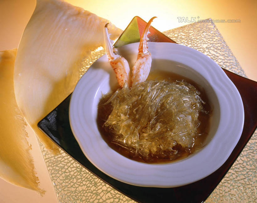 无人,横图,俯视,室内,特写,白天,烹饪,中餐,餐桌,桌子,餐具,阴影,反射,碟子,盘,影子,料理,食品,菜肴,美食,食物,盘子,碟,中式,佳肴,餐台,鱼翅,鲛鲨翅,鲛鱼翅,金丝菜,沙鱼翅,鲨鱼翅,鲨鱼鳍,彩图,高角度拍摄,shrj1