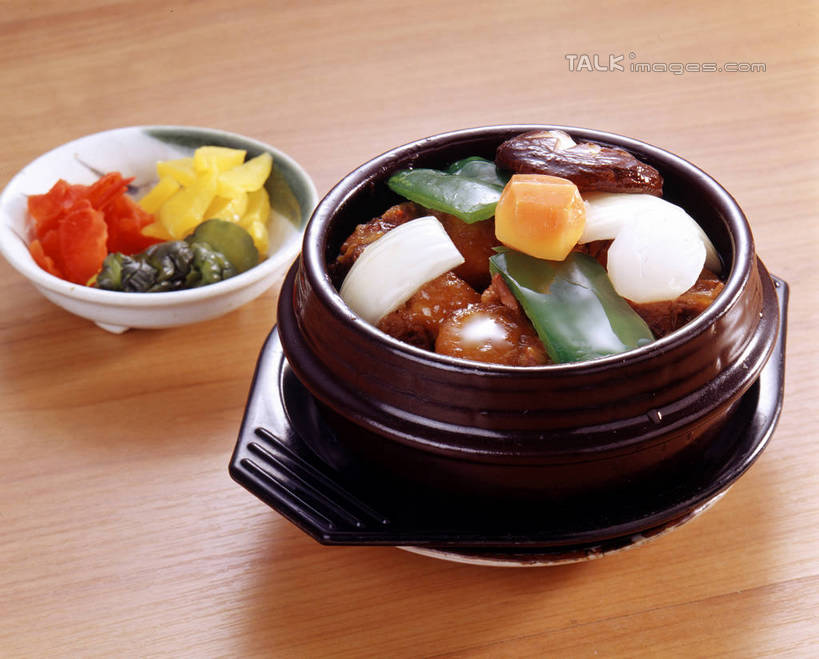 米饭,无人,横图,俯视,室内,特写,白天,烹饪,餐桌,桌子,蔬菜,厨具,阴影,新鲜,反射,锅子,石锅,影子,陶瓷,菌菇,青椒,香菇,肉,料理,食品,陶瓷制品,饭,韩式,菌类,锅,菜肴,美食,肉类,食物,容器,碗,食用菌,佳肴,有机食品,绿色食品,餐台,锅具,储藏,五谷,真菌,储存,石锅拌饭,韩国料理,肉食,韩国菜,韩式料理,烹饪用具,大椒,菜椒,椎茸,烹调用具,甜椒,柿子椒,灯笼椒,烹调,彩图,高角度拍摄,平庄菇,香菌,香蕈,石锅饭,石碗拌饭,贮存,shrj1