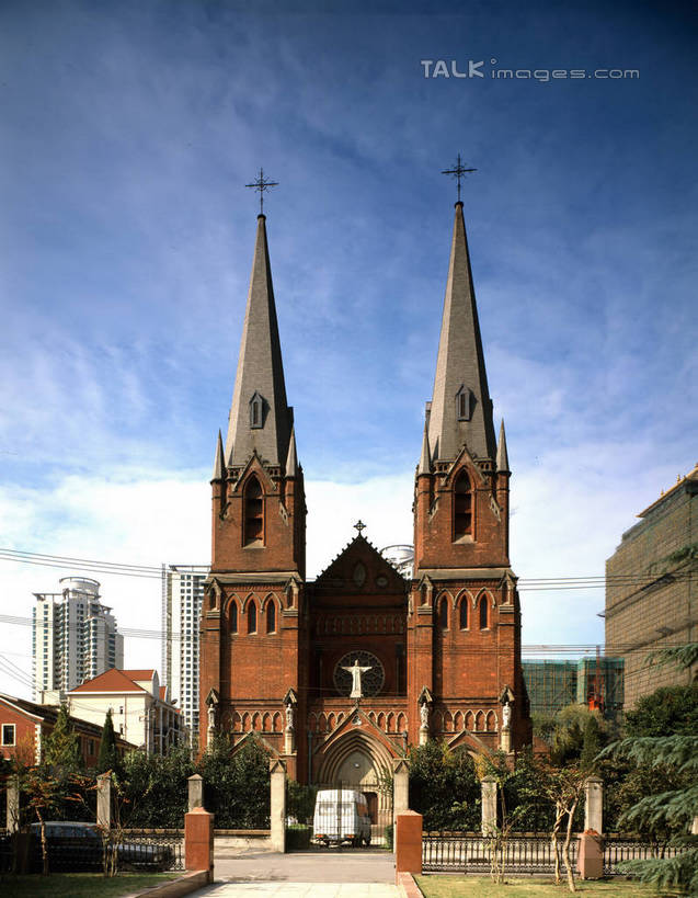 无人,教堂,竖图,室外,白天,正面,旅游,度假,名胜古迹,植物,标志建筑,地标,建筑,上海,中国,亚洲,节日,遗迹,电力,电线,线,云,云朵,电能,线路,云彩,古迹,文化,文物,娱乐,建设,古建筑,树,树木,蓝色,绿色,白云,蓝天,天空,自然,天,祈祷,享受,休闲,健康,旅游胜地,放松,许愿,宗教,信仰,生长,晴朗,成长,纪念,电,电源,电源线,祈求,申,基督教,天主教,能量,信念,古文明,东亚,徐家汇天主堂,徐汇区,上海市,中华人民共和国,沪,华东地区,平安,晴空,彩图,大教堂,礼拜堂,圣依纳爵堂,圣依纳爵主教座堂,徐家汇大教堂,shrj1