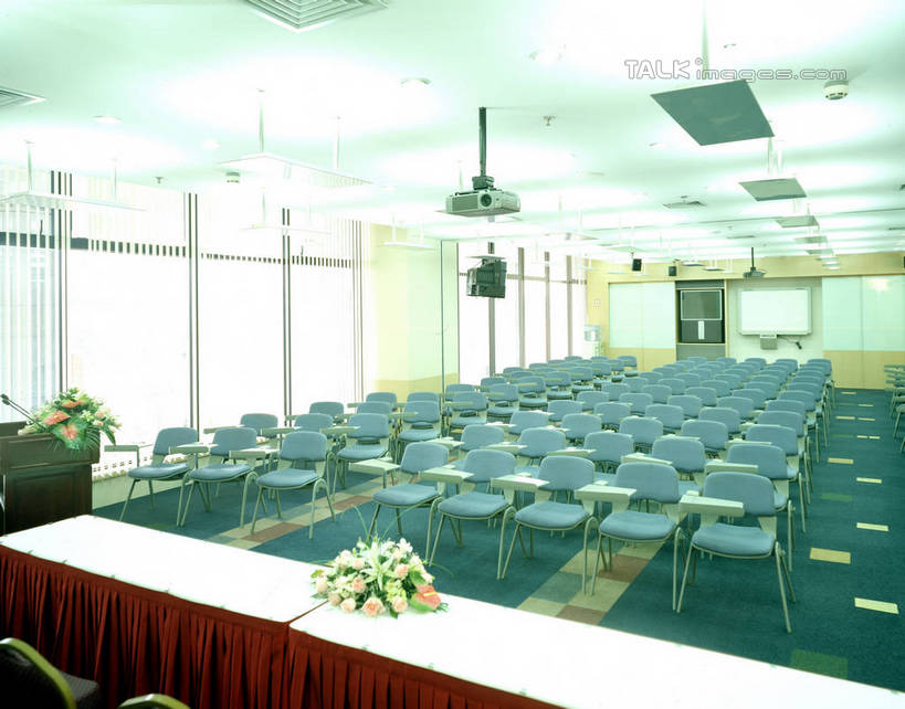 无人,办公室,会议室,横图,室内,白天,正面,显示器,仪器,窗户,家具,落地窗,桌子,电视,椅子,照明,盛开,屏幕,办公桌,投影仪,灯光,花蕾,设备,显示屏,顶灯,玻璃窗,灯,花,花瓣,花朵,鲜花,会议椅,讲台,灯具,花苞,花蕊,办公椅,照亮,照明设备,彩电,演说台,投影机,输出设备,演讲台,办公家具,商务椅,培训椅,彩色电视机,显像管屏,显像管屏幕,电视机,彩图,shrj1