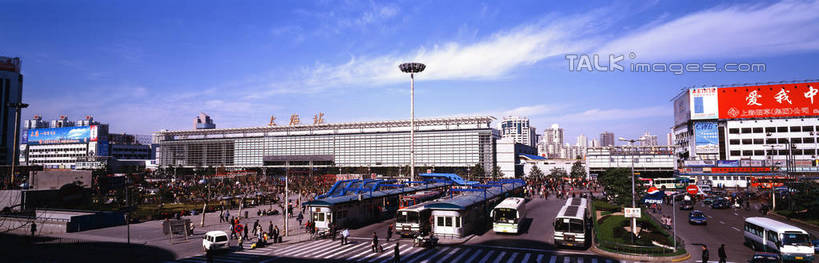 无人,火车站,横图,俯视,室外,白天,度假,草地,草坪,美景,植物,城市风光,标志建筑,城市,地标,建筑,路灯,公共汽车,照明,上海,中国,亚洲,标志,文字,字符,景观,云,云朵,建筑群,灯光,巴士,公交车,云彩,娱乐,标识,建设,车,灯,草,树,树木,蓝色,绿色,白云,蓝天,天空,自然,交通工具,上海站,天,享受,休闲,汉字,景色,放松,生长,晴朗,成长,照亮,申,照明设备,中文,载具,东亚,上海火车站,上海市,中华人民共和国,沪,华东地区,国文,华文,闸北区,晴空,彩图,高角度拍摄,铁路车站,铁路站,shrj1