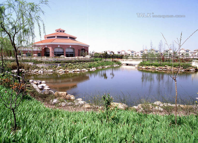 无人,家,横图,室外,白天,正面,度假,草地,草坪,湖,湖泊,美景,水,植物,别墅,城市风光,城市,柳树,房屋,屋子,湖面,景观,水流,水面,公寓,娱乐,洋房,楼房,垂柳,住宅,草,树,树木,蓝色,绿色,蓝天,天空,自然,湖水,天,享受,休闲,景色,放松,生长,晴朗,成长,万里无云,倒挂柳,晴空,晴空万里,垂枝柳,彩图,房子,shrj1