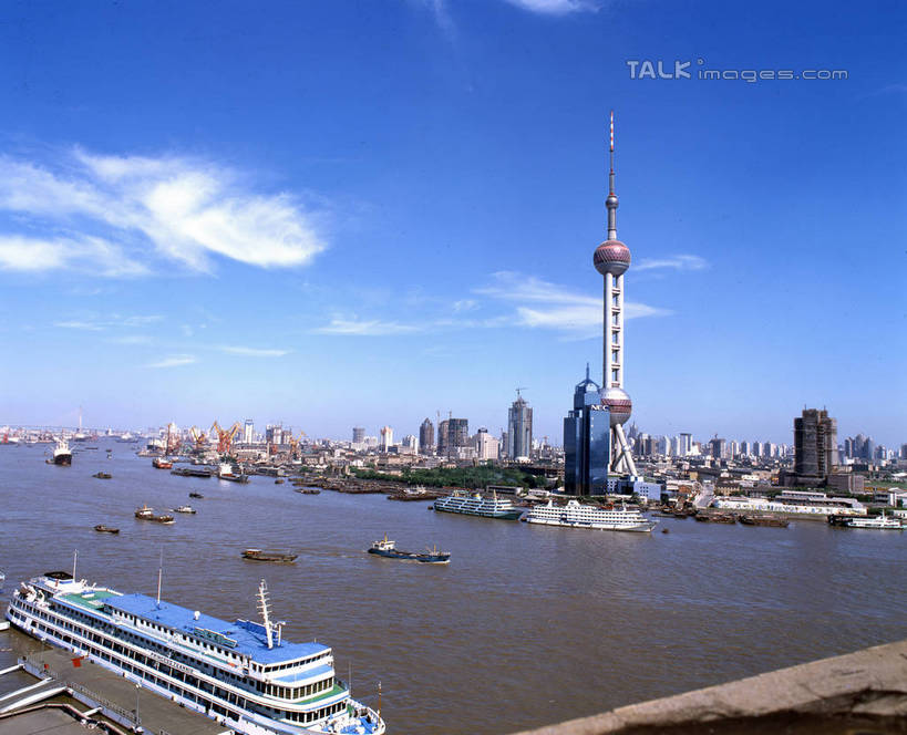 无人,高楼大厦,横图,全景,俯视,航拍,室外,白天,度假,美景,天际线,城市风光,标志建筑,城市,大厦,地标,建筑,摩天大楼,船,上海,中国,亚洲,景观,云,云朵,建筑群,云彩,娱乐,建设,东方明珠,黄浦江,金茂大厦,浦东,游轮,游船,蓝色,白云,蓝天,天空,交通工具,邮轮,外滩,天,享受,休闲,景色,放松,环球金融中心,晴朗,申,鸟瞰,载具,电视塔,柏悦酒店,国际贸易金融中心,合生国际大厦,花旗集团大厦,金融中心,陆家嘴,陆家嘴金融中心,浦东新区,上海环球金融中心,香格里拉酒店,震旦国际大楼,东亚,东方明珠电视塔,上海市,中华人民共和国,沪,华东地区,旅游船,晴空,彩图,高角度拍摄,大楼,高层建筑,高楼,摩天楼,黄埔滩,上海外滩,外黄埔滩,shrj1