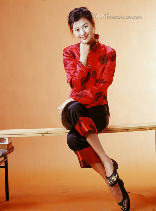 东方人,一个人,坐,笑,微笑,露齿笑,竖图,室内,白天,正面,民族服装,鞋子,亚洲,仅一个年轻女性,仅一个女性,仅一个人,撑,阴影,朦胧,模糊,反射,木制,板凳,影子,手工艺品,凳子,墙,托腮,注视,黄种人,墙壁,墙面,木制品,观察,看,托,橙色,绣花鞋,布鞋,观看,察看,关注,托下巴,中国鞋,单手托腮,年轻女性,女人,女性,亚洲人,坐着,彩图,全身,传统服装,民俗服,唐装,shrj1