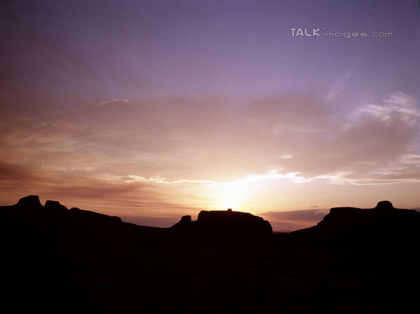 无人,横图,室外,白天,正面,旅游,度假,石头,美景,日落,山,山脉,峡谷,阴影,光线,纹路,石子,纹理,影子,景观,山峰,晚霞,霞光,云,云朵,落日,山谷,山峦,背光,云彩,娱乐,白云,阳光,自然,黄昏,群山,享受,休闲,景色,彩霞,放松,连绵,绵延,岩层,自然风光,山岭,逆光,肌理,联贯,夕照,薄暮,石块,岩石,夕阳,彩图,傍晚,斜阳,shrj1