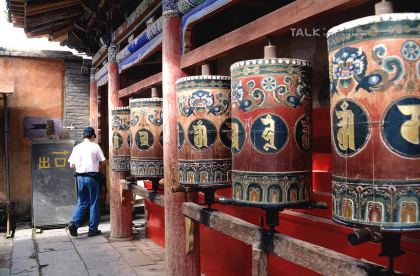 东方人,一个人,寺庙,走,横图,室外,白天,旅游,度假,名胜古迹,标志建筑,地标,建筑,亚洲,仅一个男性,仅一个人,服装,节日,遗迹,休闲装,黄种人,古迹,文化,文物,娱乐,建设,古建筑,仅一个年轻男性,背面,衣服,庙宇,祈祷,享受,休闲,健康,休闲服,旅游胜地,放松,许愿,宗教,服饰,佛教,信仰,纪念,祈求,古文明,转经筒,转经轮,法轮,玛尼轮,释教,平安,男人,男性,年轻男性,亚洲人,步行,散步,走路,彩图,全身,庙,寺,经轮,玛尼解脱轮,祈祷轮,shrj1