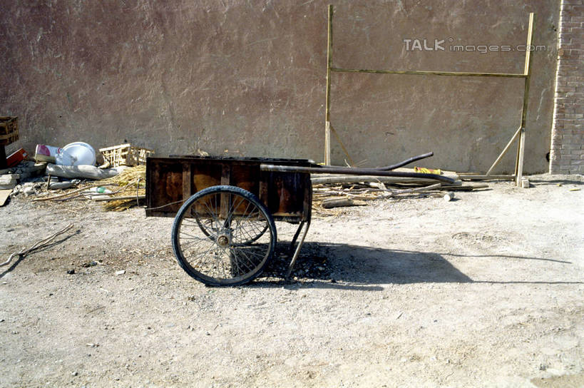 无人,横图,室外,白天,正面,一辆,阴影,光线,推车,影子,墙,墙壁,墙面,车,阳光,手推车,建筑工地,交通工具,货车,小推车,载具,搬运车,地盘,建筑地盘,施工地盘,彩图,工地,平板车,手拉车,shrj1