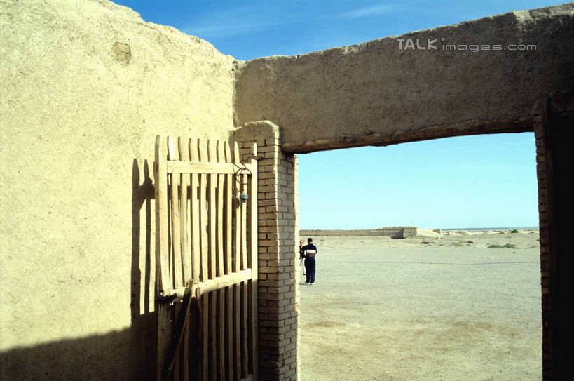 东方人,一个人,家,走,横图,室外,白天,旅游,度假,标志建筑,地标,建筑,亚洲,仅一个男性,仅一个人,阴影,服装,光线,影子,房屋,屋子,云,云朵,云彩,休闲装,黄种人,娱乐,建设,楼房,住宅,仅一个年轻男性,背面,衣服,蓝色,白云,蓝天,天空,阳光,天,享受,休闲,休闲服,旅游胜地,瓦房,放松,服饰,晴朗,男人,男性,年轻男性,亚洲人,晴空,步行,散步,走路,彩图,全身,房子,shrj1