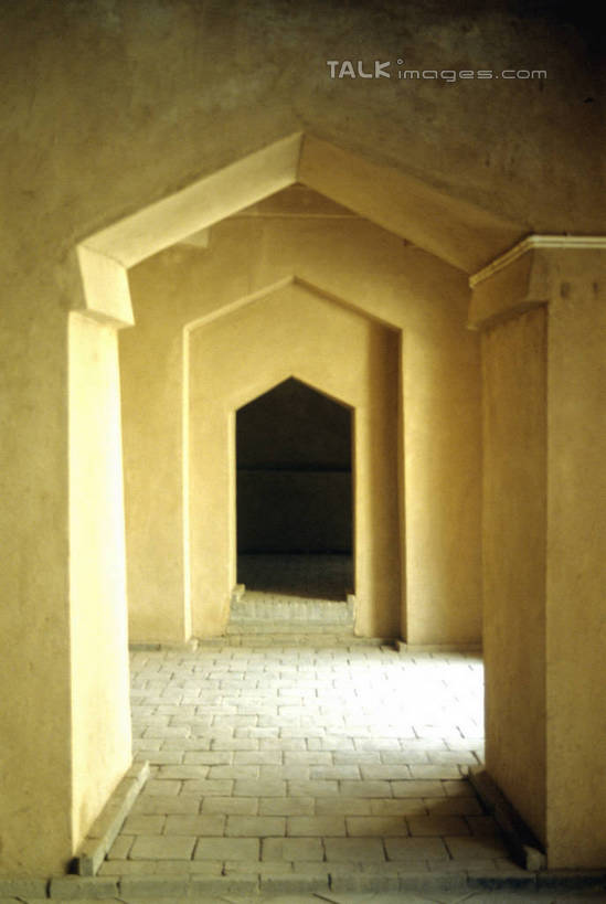 无人,竖图,室内,白天,正面,旅游,度假,名胜古迹,门,标志建筑,地标,建筑,阴影,遗迹,反射,影子,堡垒,城堡,走道,走廊,过道,古迹,文物,娱乐,建设,古建筑,门框,享受,休闲,旅游胜地,放松,要塞,古文明,设防,彩图,shrj1