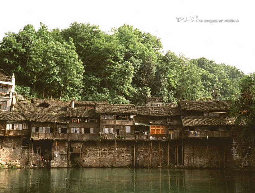 无人,家,横图,室外,白天,正面,旅游,度假,河流,美景,树林,水,植物,房屋,屋子,河水,景观,水流,娱乐,楼房,住宅,树,树木,蓝色,绿色,蓝天,天空,自然,天,享受,休闲,瓦房,景色,放松,生长,晴朗,成长,自然风光,万里无云,晴空,晴空万里,彩图,房子,shrj1