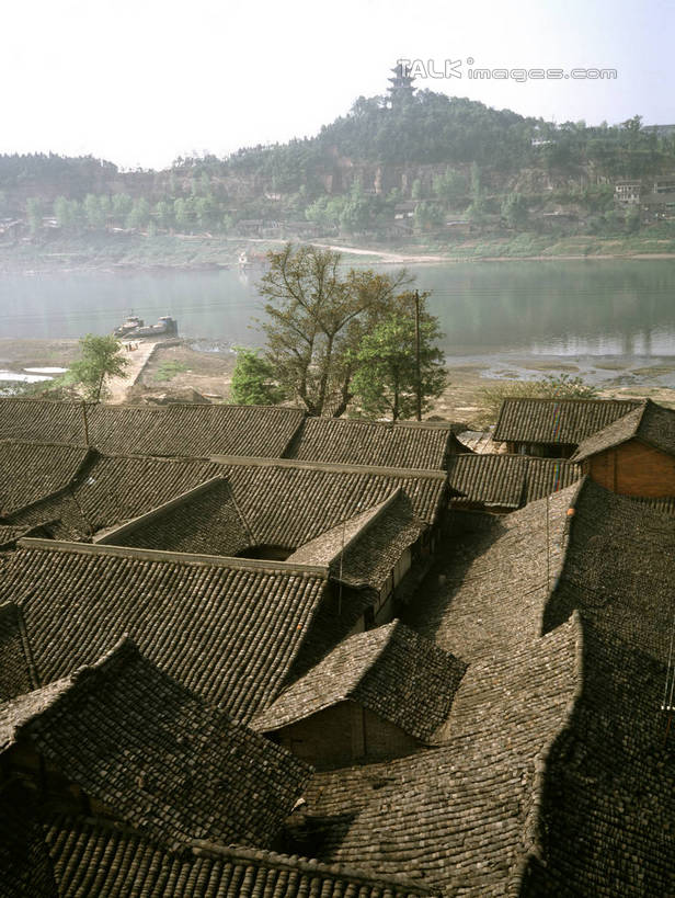 无人,家,竖图,俯视,室外,白天,河流,山,山脉,水,植物,阴影,光线,影子,房屋,屋子,河水,山峰,水流,云,云朵,山峦,云彩,楼房,住宅,树,树木,蓝色,绿色,白云,蓝天,天空,阳光,自然,群山,天,瓦房,生长,晴朗,成长,晴空,彩图,高角度拍摄,房子,shrj1