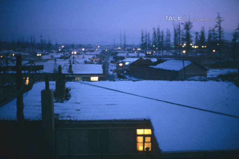 无人,家,横图,俯视,室外,白天,度假,美景,日落,植物,城市风光,城市,阴影,电力,光线,电线,电线杆,线,影子,房屋,屋子,景观,晚霞,霞光,落日,灯光,电能,线路,娱乐,楼房,住宅,树,树木,绿色,自然,黄昏,享受,休闲,瓦房,景色,彩霞,放松,生长,成长,电,电源,能量,夕照,薄暮,夕阳,彩图,高角度拍摄,傍晚,房子,斜阳,shrj1