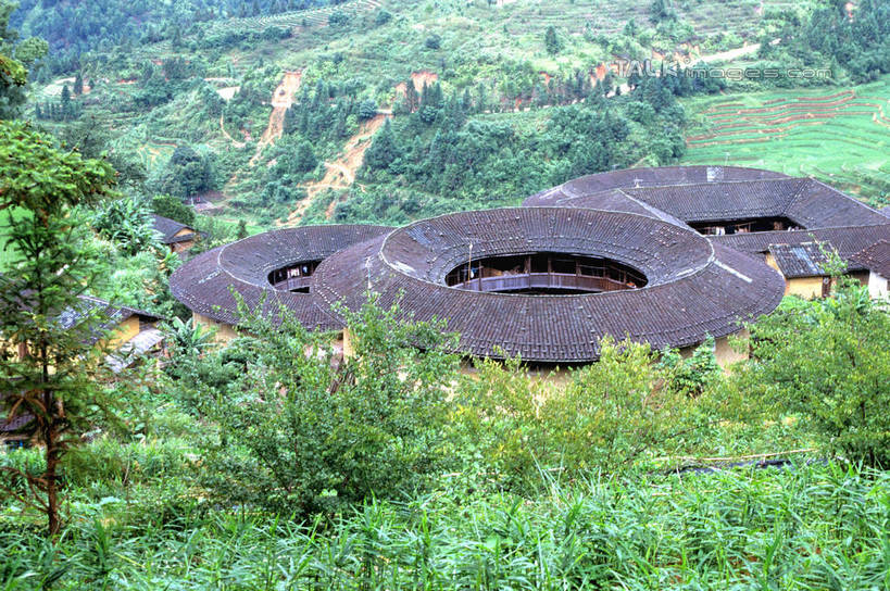 无人,家,农田,横图,俯视,室外,白天,旅游,度假,庄稼,梯田,农作物,名胜古迹,山,山脉,树林,植物,标志建筑,地标,建筑,阴影,曲折,弯曲,遗迹,光线,影子,房屋,屋子,山峰,山峦,古迹,文物,娱乐,建设,古建筑,楼房,住宅,树,树木,绿色,阳光,自然,群山,享受,休闲,旅游胜地,放松,蜿蜒,生长,成长,古文明,土楼,彩图,高角度拍摄,耕地,庄稼田,房子,福建土楼,客家土楼,客家土围楼,圆形围屋,shrj1