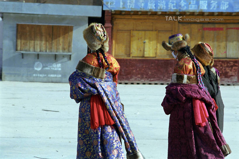 东方人,三个人,伙伴,朋友,家,走,横图,室外,白天,侧面,民族服装,友谊,帽子,亚洲,节日,庆祝,房屋,屋子,礼帽,黄种人,文化,楼房,住宅,庆典,瓦房,纪念,友情,男人,男性,年轻男性,亚洲人,步行,散步,走路,半身,彩图,传统服装,民俗服,房子,shrj1