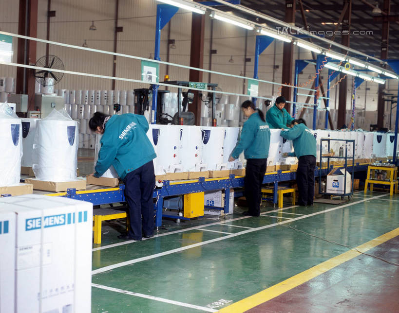 东方人,三个人,同事,工厂,站,搬运,横图,室内,白天,工作服,制服,成功,合作,团队,集体,信心,车间,机器,流水线,亚洲,一排,握,阴影,整齐,传输,光线,影子,灯光,拿,拿着,注视,黄种人,队伍,排列,工人,背面,低头,观察,看,站着,握着,工业,运输,观看,传送带,察看,便利,领导,传送,成就,队列,关注,载具,装置,合伙,领袖,热水器,传输带,燃气,方便,工作制服,燃气热水炉,燃气热水器,燃气用具,男人,男性,年轻男性,年轻女性,女人,女性,亚洲人,员工,站立,彩图,全身,工作套服,制造厂,匠人,劳动者,体力工,生产工厂,shrj1