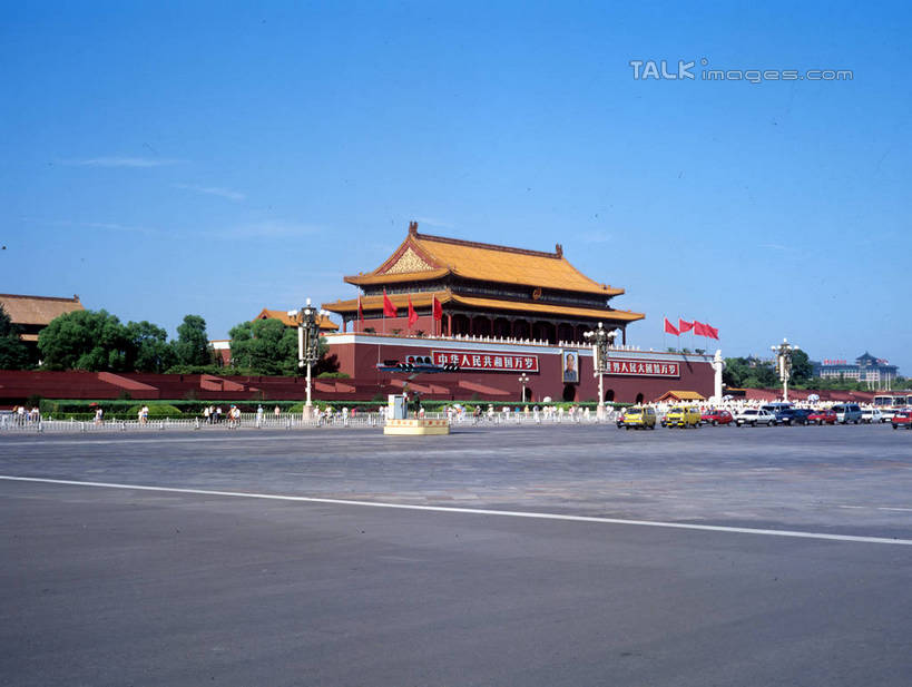 无人,天安门,横图,室外,白天,正面,旅游,度假,名胜古迹,植物,标志建筑,道路,地标,建筑,路,路灯,公路,汽车,照明,北京,天安门广场,中国,亚洲,阴影,遗迹,光线,影子,灯光,分界线,停车线,交通,首都,古迹,文物,娱乐,建设,古建筑,车,灯,树,树木,蓝色,绿色,蓝天,天空,阳光,自然,交通工具,轿车,天,享受,休闲,旅游胜地,放松,生长,晴朗,成长,车行道,车行道分界线,照亮,照明设备,载具,标线,古文明,东亚,车行线,万里无云,中华人民共和国,东城区,北京市,京,北平,华北地区,天安门城楼,晴空,晴空万里,马路,彩图,承天门,shrj1