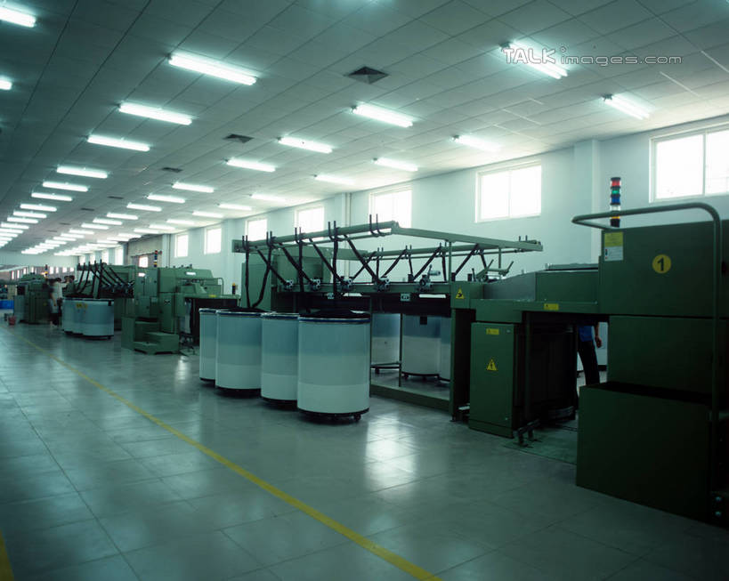 无人,工厂,横图,室内,白天,正面,车间,机器,流水线,照明,一排,阴影,整齐,光线,铁桶,桶,影子,灯光,顶灯,灯,排列,容器,灯具,工业,储藏,照亮,制造,机床,照明设备,储存,队列,车床,彩图,制造厂,工具机,工作母机,生产工厂,贮存,shrj1