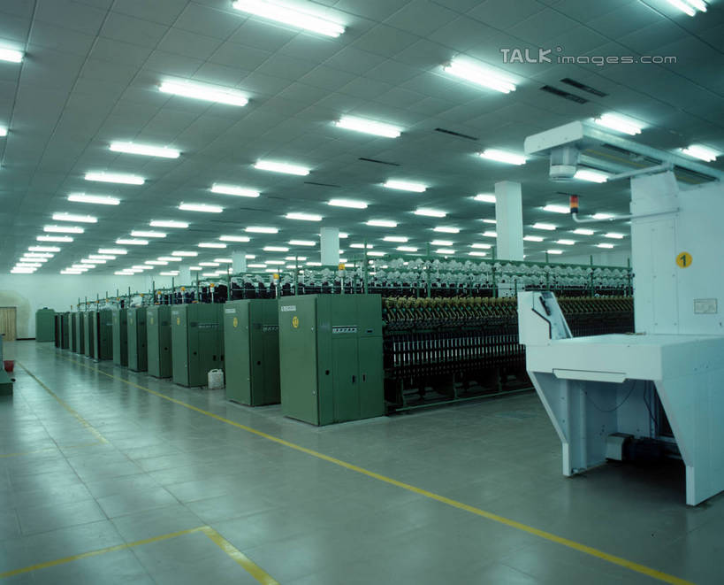 无人,工厂,横图,室内,白天,正面,车间,机器,流水线,照明,一排,阴影,整齐,并列,并排,光线,影子,灯光,顶灯,灯,排列,灯具,工业,照亮,制造,机床,照明设备,队列,平行,车床,彩图,制造厂,工具机,工作母机,生产工厂,shrj1