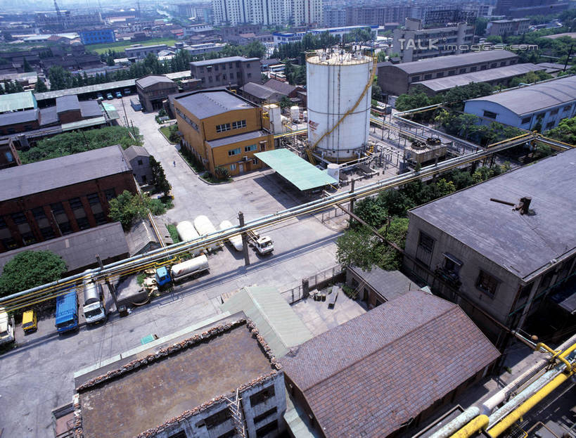 无人,工厂,栏杆,横图,俯视,室外,白天,车间,流水线,植物,阴影,光线,影子,围栏,护栏,树,树木,绿色,阳光,自然,工业,生长,成长,彩图,高角度拍摄,制造厂,生产工厂,shrj1